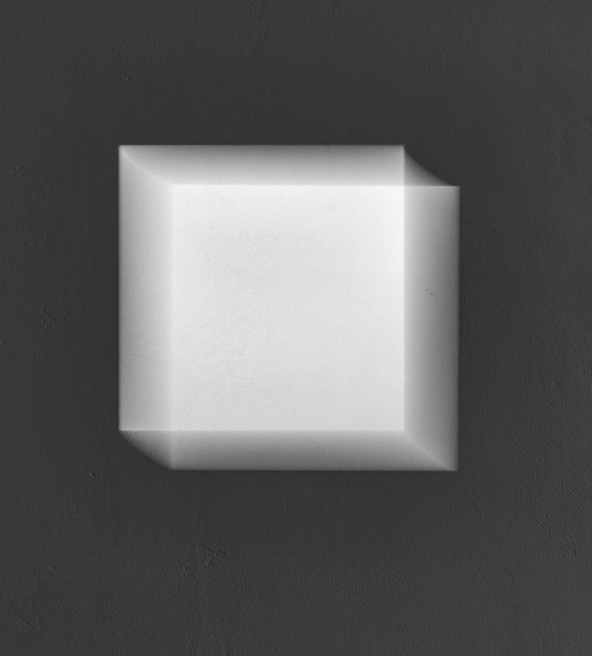 view of installation: julius stahl, &quot;lichtquadrat&quot; (2020), light, pure tones, resonance apparatus, 30 x 30 cm, edition hoffmann
