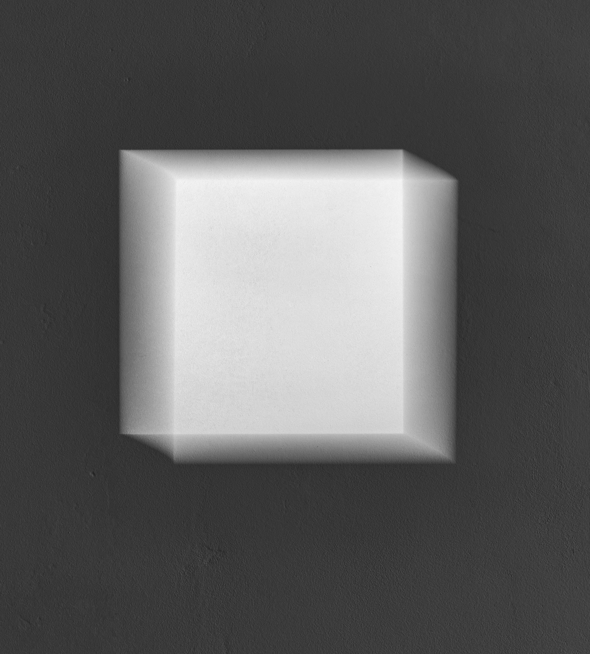 view of installation: &quot;lichtquadrat&quot; (2020), light, pure tones, resonance apparatus, 30 x 30 cm, edition hoffmann