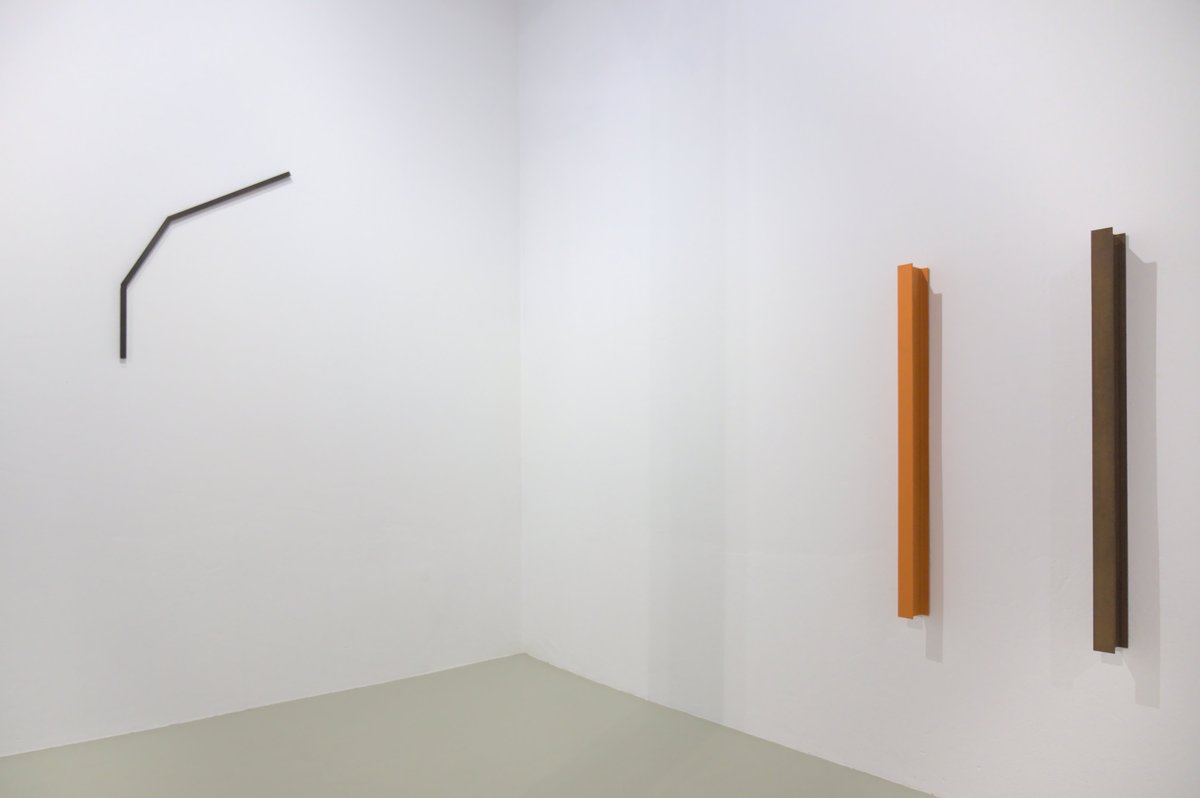 view of installation (left): &quot;progression gegen unendlich, 30°&quot; (1985), steel, 120 x 95 x 8 cm