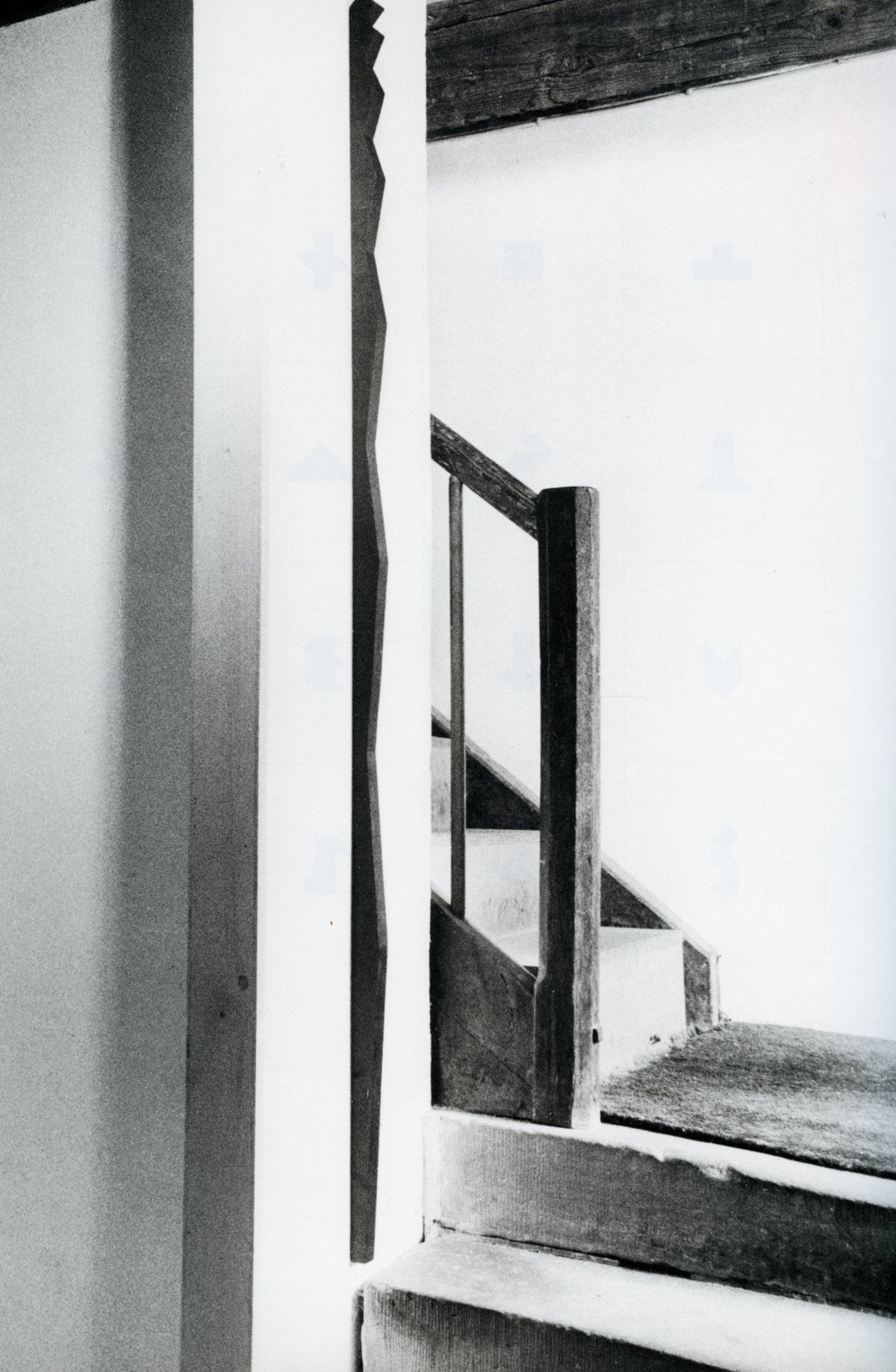 view of installation: &quot;wall progression (vertical)&quot; (1987), wood, 202 x 4,5 cm