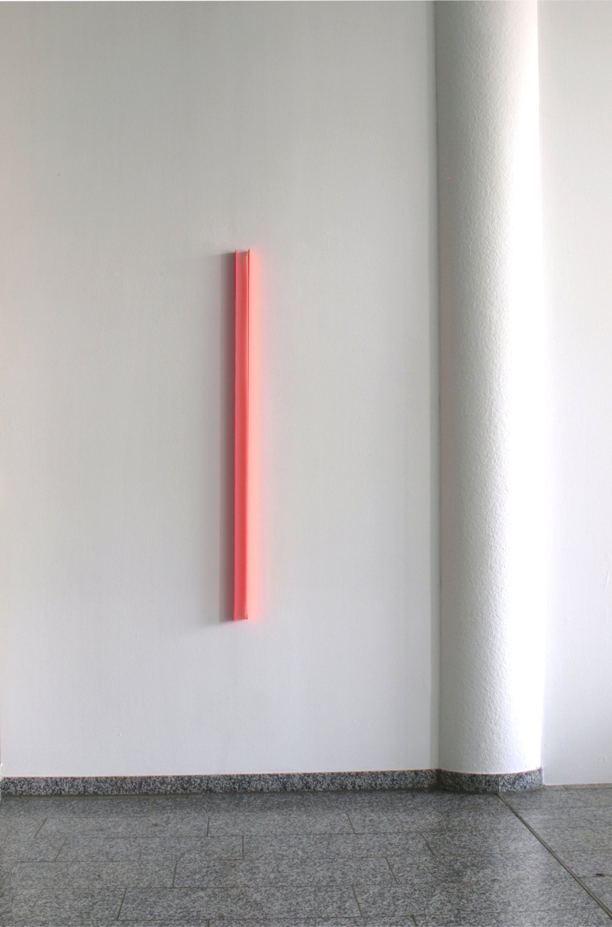 view of installation: gisela hoffmann at muk-kunstverein zirndorf &quot;connect&quot; (2021), 135 x 5 x 4 cm