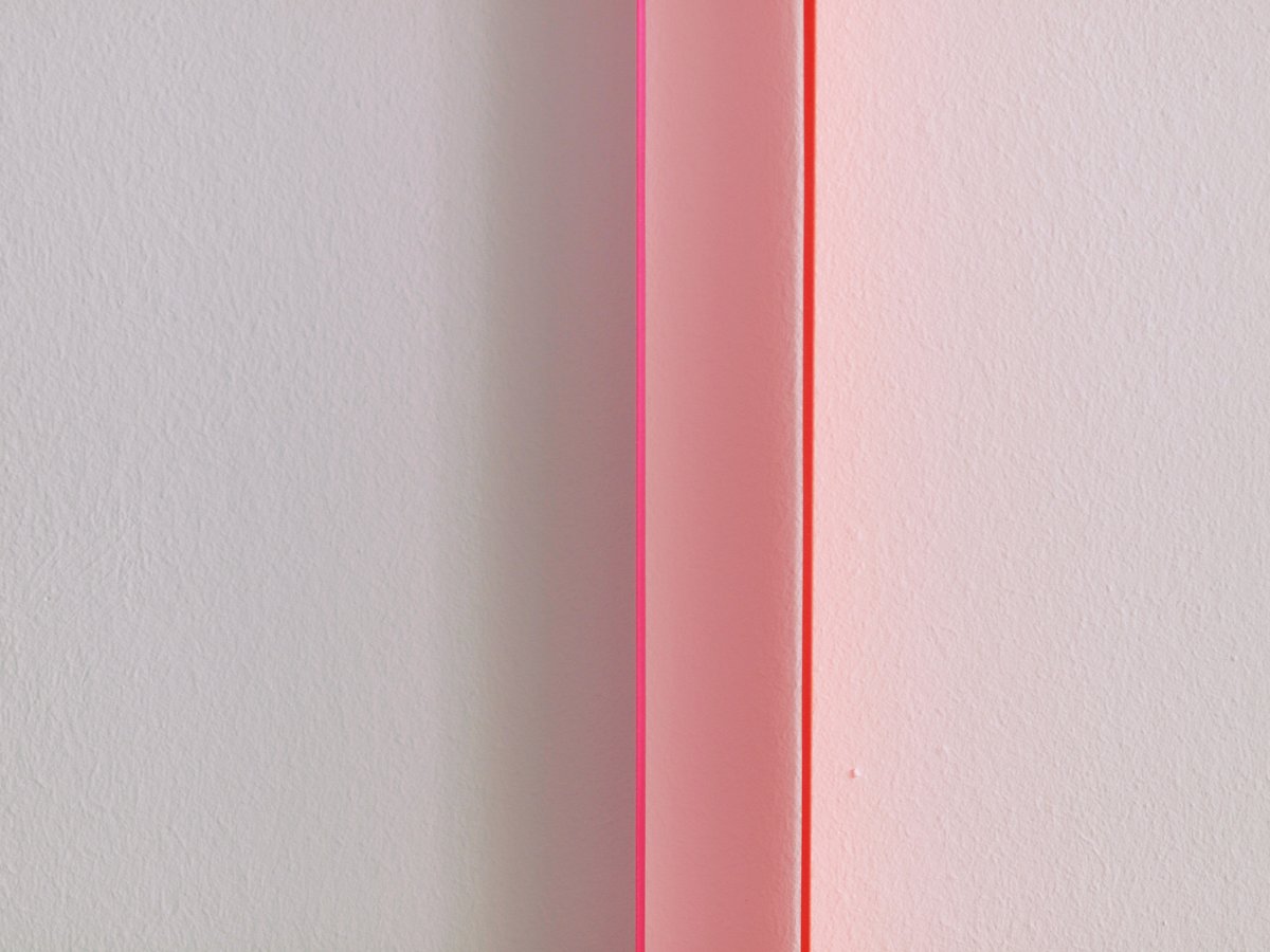 detail: gisela hoffmann at muk-kunstverein zirndorf, &quot;connect&quot; (2021), 135 x 5 x 4 cm