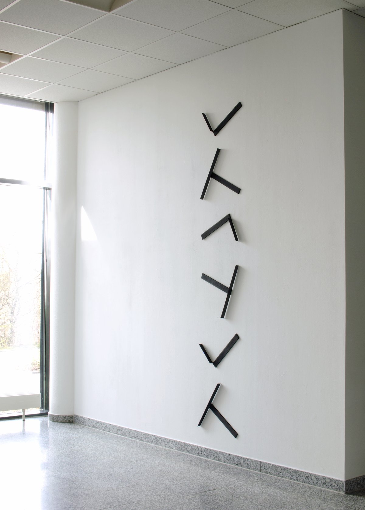 view of installation: gisela hoffmann at muk-kunstverein zirndorf &quot;elements #1&quot; (2021), 255 x 45 x 3 cm