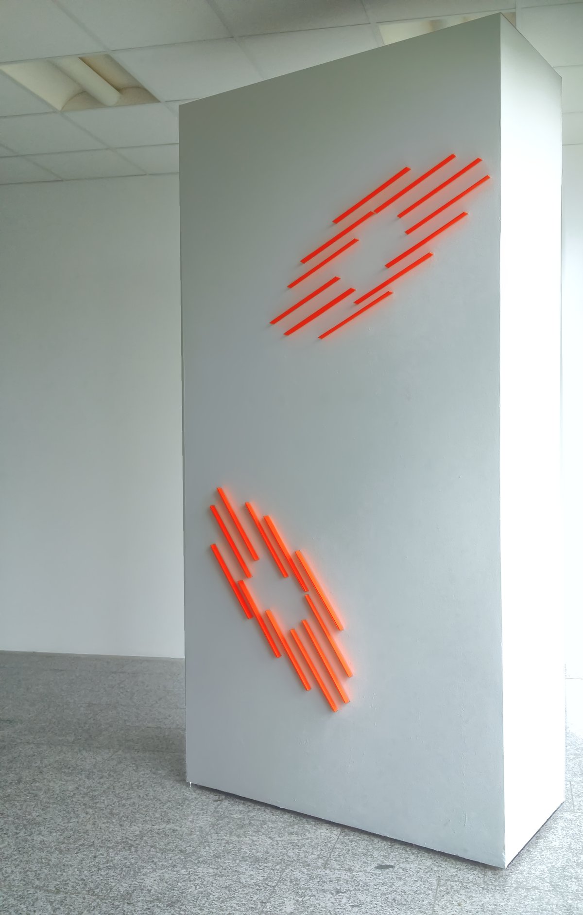 view of installation: gisela hoffmann at muk-kunstverein zirndorf &quot;flying oval&quot; (2019), 35 x 98 x 3 cm