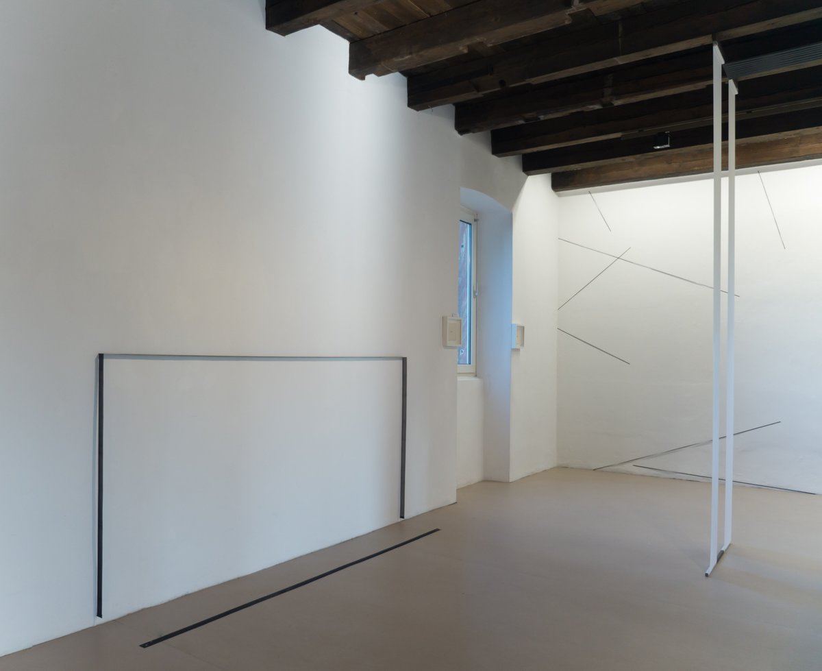 view of installation from &quot;gisela hoffmann&quot; at edition &amp; galerie hoffmann, &quot;raumlinien 39&quot; (2018), 128 x 265 x 38 cm