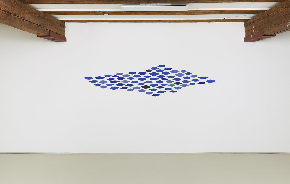 view of installation: helmut dirnaichner &quot;oltremare&quot; (1999), lapis lazuli, azurit, vivianit, cellulose, 260 × 60 cm
