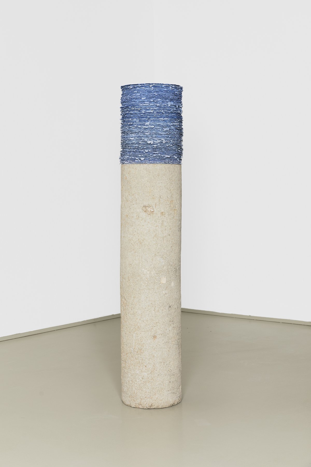helmut dirnaichner, &quot;sedimente lapislazuli&quot; (1996), lapis lazuli, cellulose, limestone, h: 134 cm, diameter: 27 cm