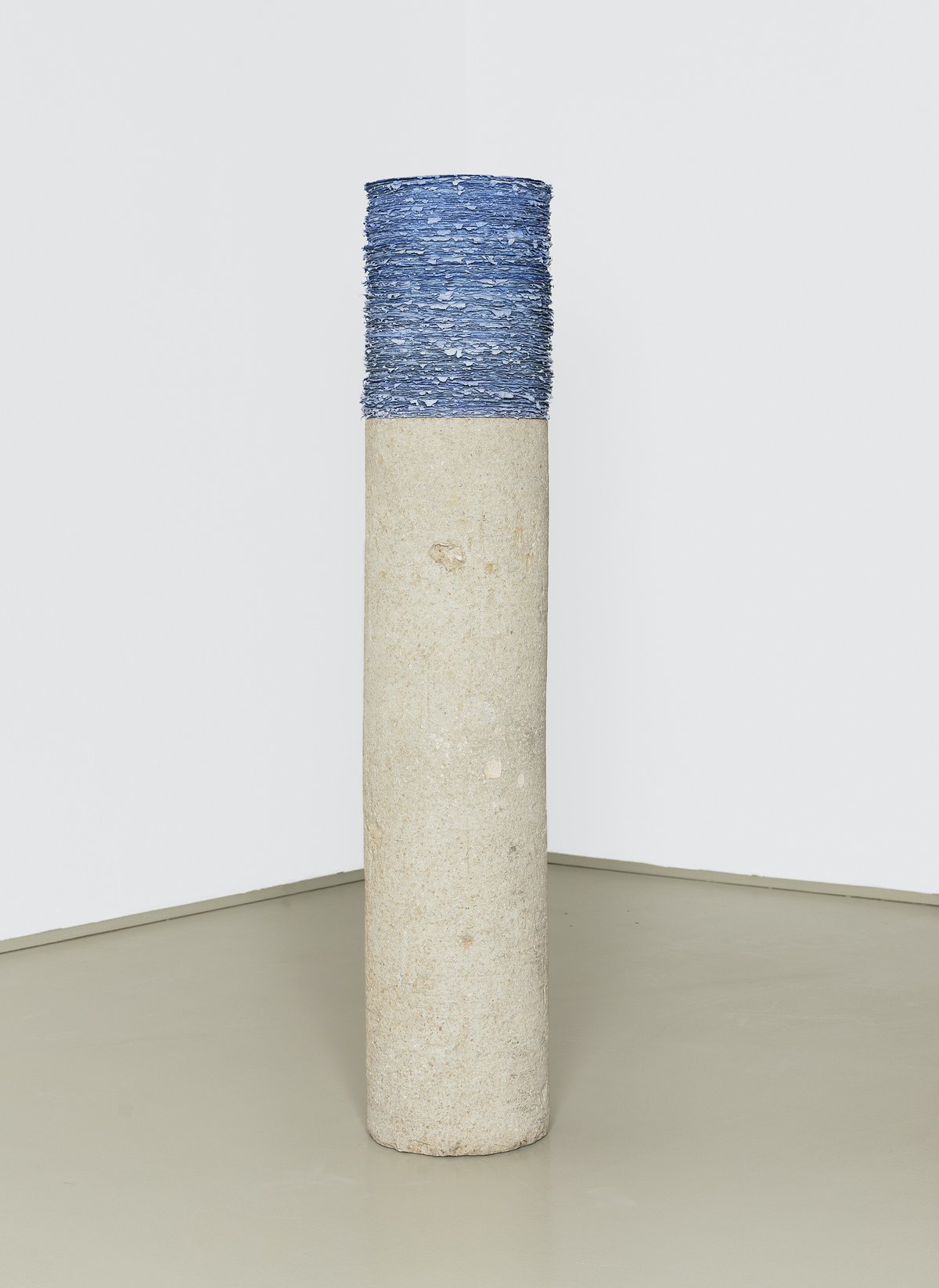 helmut dirnaichner, &quot;sedimente lapislazuli&quot; (1996), h: 134, d: 27 cm, lapis lazuli, cellulose, limestone