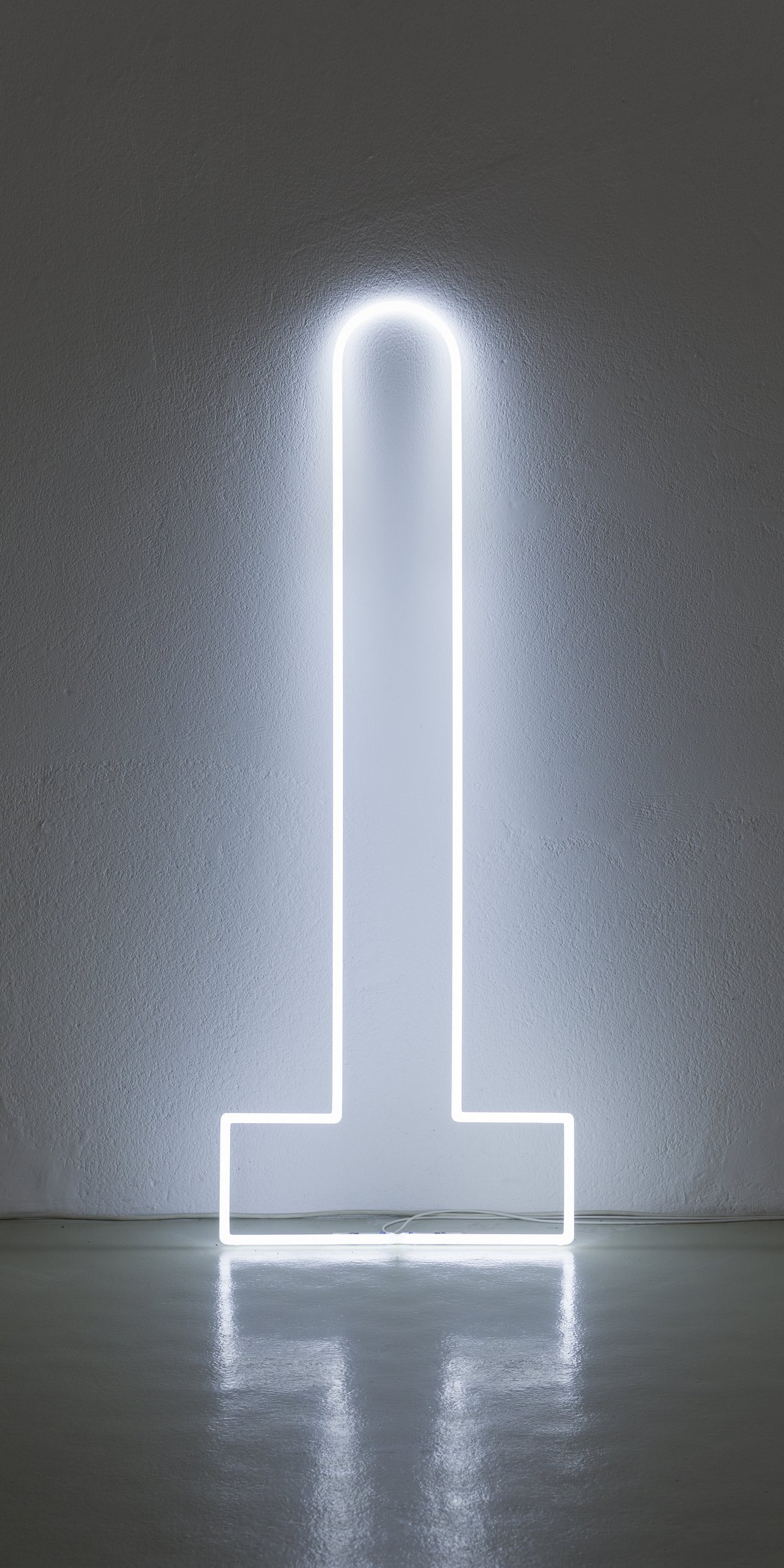 &quot;transformed square&quot; (1978), fluorescent tube (argon), transformator, 64 × 172 cm