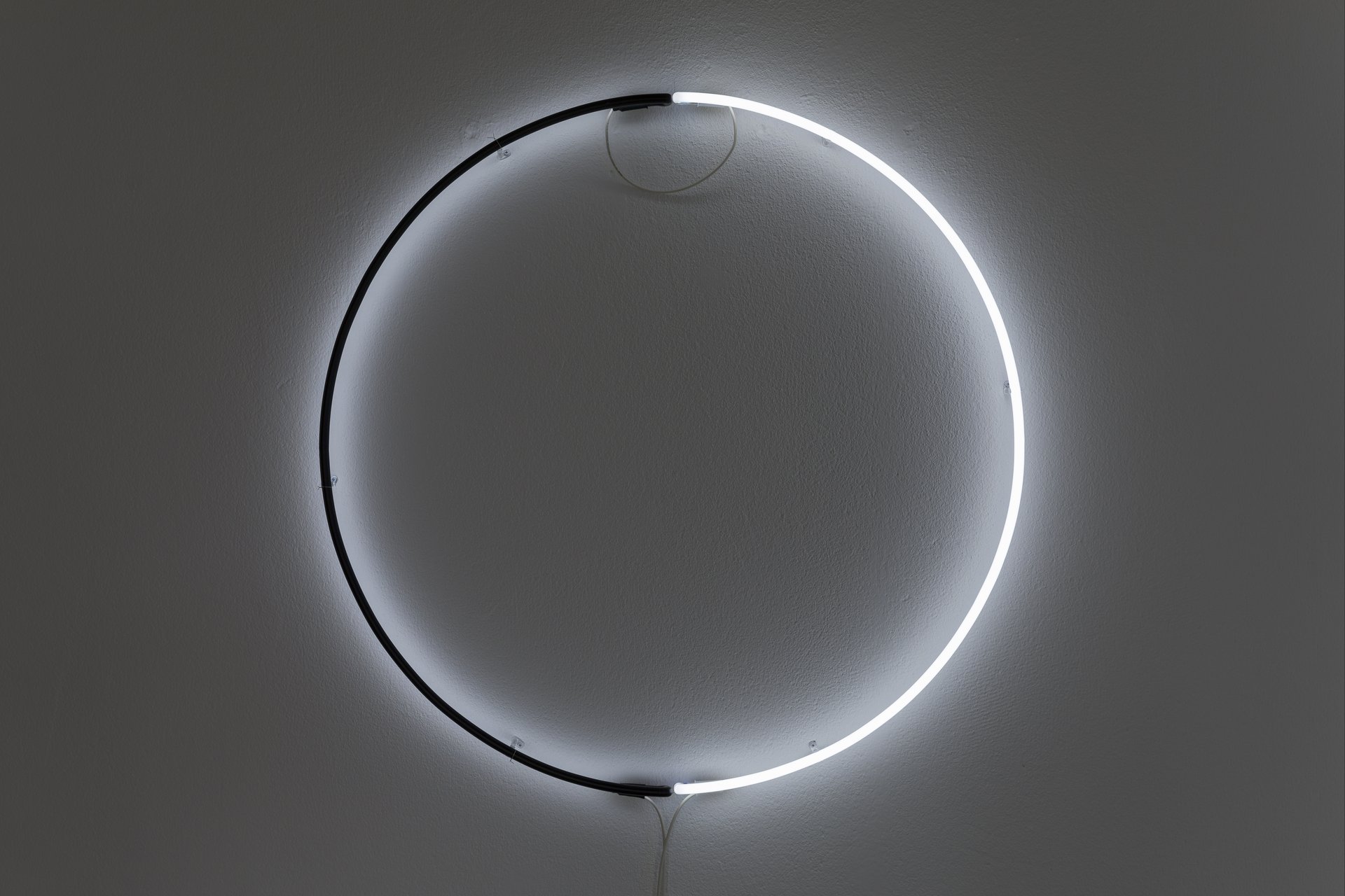 &quot;black and white&quot; (1977), fluorescent tube (argon), transformator, 110 × 110 cm