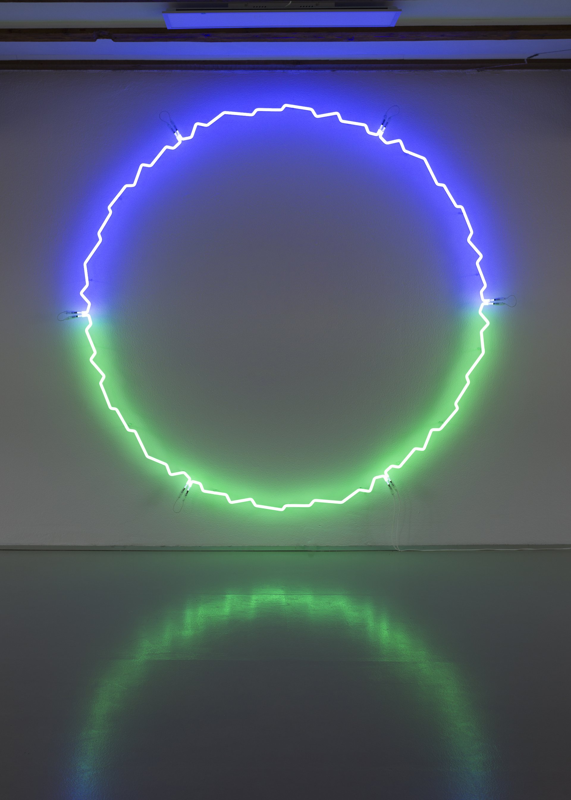 &quot;edged circle&quot; (2020), fluorescent tube (argon), transformator, 240 × 240 cm