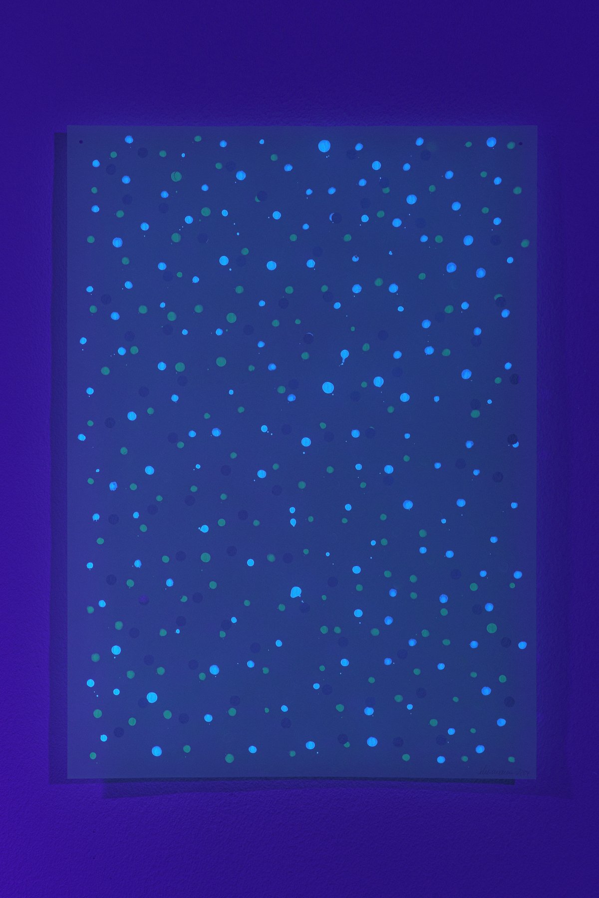 view of installation under black light: &quot;schwerelos IV&quot; (2004), lumilux pigments on transparent paper, 62,5 x 44,5 cm